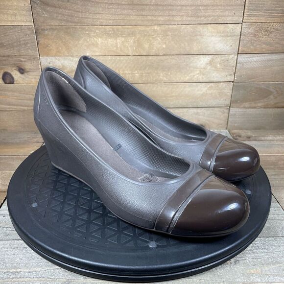 CROCS Cap Toe Wedge Pump Womens Size 9 Chocolate Brown Heels Comfort EUC - Picture 1 of 10